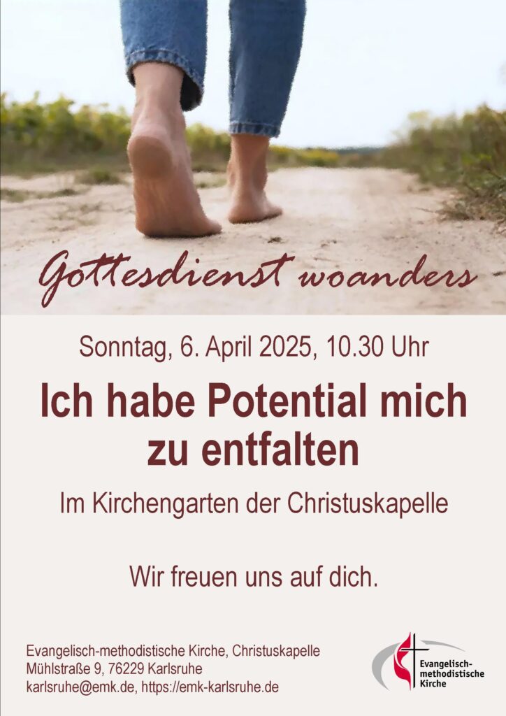 Zwei nackte Füße gehen auf einem Weg durch die Dünen. Es symbolisiert das Motto der Gottesdienstreihe "Gottesdienst woanders"