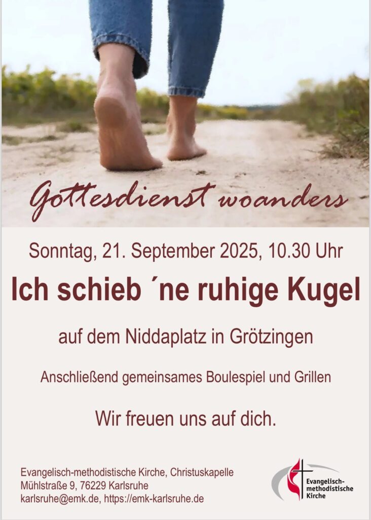 Zwei nackte Füße gehen auf einem Weg durch die Dünen. Es symbolisiert das Motto der Gottesdienstreihe "Gottesdienst woanders" Thema am 21.9.: "Ich schieb ne ruhige Kugel"